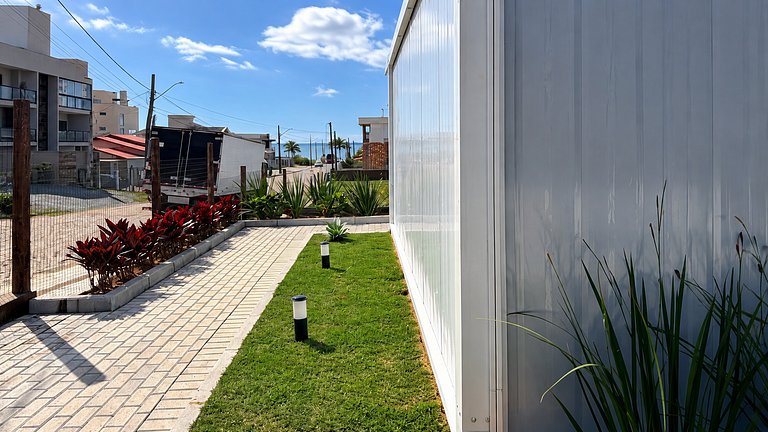 Estúdio com vaga a 170 metros da praia