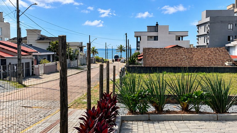 Estúdio com vaga a 170 metros da praia
